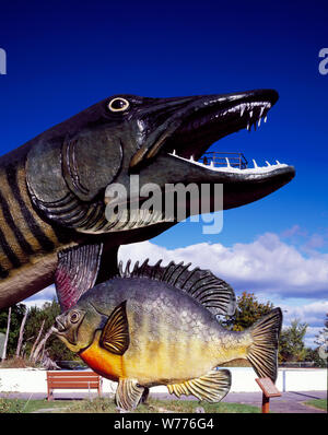 Eine 143 Meter lange, begehbare, Glasfaser-und-Stahl muskie, und eine weniger imposanten Fiberglas sunfish, an der Nationalen Süßwasser Angeln Hall des Ruhmes, Hayward, Wisconsin, physische Beschreibung: 1 Transparenz: Farbe; 4 x 5 in. oder kleiner. Hinweise: Titel, Datum, und Schlüsselwörter vom Fotografen zur Verfügung gestellt.; digitale Bild von Carol M. Highsmith ihrem ursprünglichen Film Transparenz zu vertreten; einige Details können zwischen dem Film und den digitalen Bildern abweichen.; ist Teil der Wählt Serie im Carol M. Highsmith Archiv.; Geschenk und kaufen; Carol M. Highsmith; 2011; (DLC/PP 2011: 124).; Stockfoto