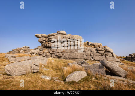 Granit Felsen an der Großen Mis Tor, Nationalpark Dartmoor, Devon an einem sonnigen Tag mit blauen Himmel Stockfoto