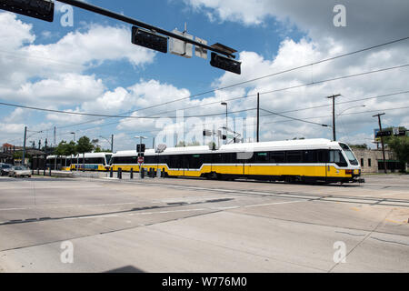 Ein DART (Dallas Area Rapid Transit)-Züge an der Deep Ellum station Im künstlerisch reiche Gegend des östlichen Dallas, Texas, physische Beschreibung: 1 Foto: digital, tiff-Datei, Farbe. Hinweise: Als einer der ersten kommerziellen Dallas Bezirke für Afrikaner und europäischer Einwanderer, Deep Ellum ist einer der historisch bedeutenden Nachbarschaften der Stadt.; Titel, Datum, Schlüsselwörter auf Informationen, die von den Fotografen zur Verfügung gestellt wurden.; Geschenk; Die lyda Hill Foundation; 2014; (DLC/PP 2014: 054).; Teil: Lyda Hill Texas Sammlung von Fotografien in Carol M. Highsmith Stockfoto