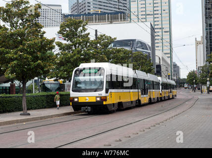 Ein DART (Dallas Area Rapid Transit) Stadtbahn Zug fährt in der Innenstadt von Dallas, Texas, physische Beschreibung: 1 Foto: digital, tiff-Datei, Farbe. Hinweise: Titel, Datum, und die Schlüsselwörter, die auf Informationen der Fotograf.; Geschenk; Die lyda Hill Foundation; 2014; (DLC/PP 2014: 054).; Teil: Lyda Hill Texas Sammlung von Fotografien in Carol M. Highsmith ist Amerika Projekt in der Carol M. Highsmith Archiv.; Stockfoto