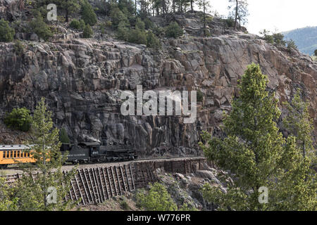 Ein Durango & Silverton Narrow Gauge Railroad (D&SNG) Zug fährt entlang der felsigen Highline Grat hoch über dem Animas River Valley in La Plata County, Colorado physikalische Beschreibung: 1 Foto: digital, tiff-Datei, Farbe. Hinweise: Die D&SNG ist eine schmalspurige Eisenbahn, betreibt 45,2 Meilen Schiene zwischen Durango und Silverton im Südwesten von Colorado. Die Strecke wurde ursprünglich 1882 von der Denver & Rio Grande Railway eröffnet Silber und Gold Erz aus der San Juan Berge abgebaut zu transportieren. Die Leitung hat ununterbrochen seit 1881 laufen, und einige Fahrzeuge Termine zu. Es ist jetzt unbedingt Stockfoto