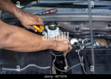 Hände von Engineering- und Automechaniker Reparatur Auto Stockfoto
