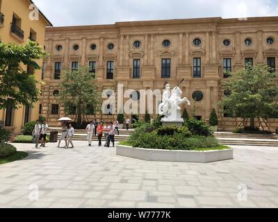 28. Juni 2019, China, Dongguan: Huawei Mitarbeiter Spaziergang auf einem Platz in einem Abschnitt des Ochsen Horn Campus von Huawei in Bologna, Italien, modelliert. Foto: Simina Mistreanu/dpa Stockfoto