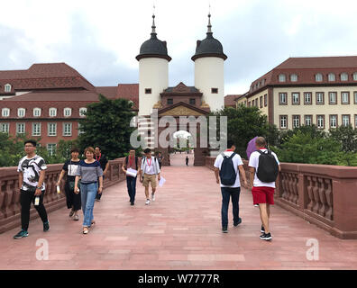 28. Juni 2019, China, Dongguan: Huawei Mitarbeiter Kreuz eine Nachbildung der Alten Brücke in Heidelberg auf dem Ox Horn Campus, die auf der Architektur von 12 europäischen Städten basiert. Die USA wirft Huawei der Spionage für Peking und übt Druck auf die europäischen Länder zu stoppen, Geschäfte mit der chinesischen Telecom Company. (Dpa "europäische Herausforderung für Huawei: Telecom Riesen trotzt der USA') Foto: Simina Mistreanu/dpa Stockfoto