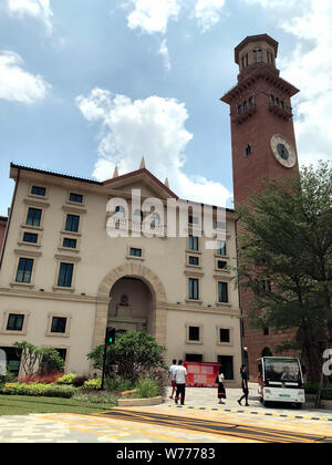 28. Juni 2019, China, Dongguan: Huawei Mitarbeiter Spaziergang vor einem Nachbau des Torre Dei Lamberti Turm in Verona, Italien, auf dem Ox Horn Campus, die auf der Architektur von 12 europäischen Städten basiert. Die USA wirft Huawei der Spionage für Peking und übt Druck auf die europäischen Länder zu stoppen, Geschäfte mit der chinesischen Telecom Company. (Dpa "europäische Herausforderung für Huawei: Telecom Riesen trotzt der USA') Foto: Simina Mistreanu/dpa Stockfoto