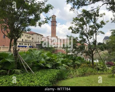 28. Juni 2019, China, Dongguan: Teil des Ochsen Horn Campus in Huawei ist im Stil der Architektur der Stadt Verona in Italien entwickelt. Foto: Simina Mistreanu/dpa Stockfoto