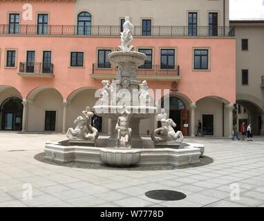 28. Juni 2019, China, Dongguan: eine Replik eines Brunnens aus Verona in Italien steht auf dem Ox Horn Campus von Huawei. Der Brunnen wurde auf das Modell der 12 europäischen Städten gebaut. Foto: Simina Mistreanu/dpa Stockfoto