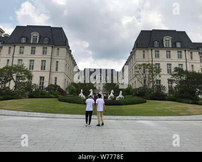 28. Juni 2019, China, Dongguan: Menschen stehen vor einem Nachbau der Cité internationale universitaire de Paris auf dem Ox Horn Campus von Huawei. Foto: Simina Mistreanu/dpa Stockfoto