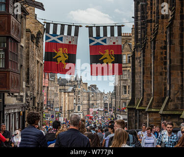 EDINBURGH, Schottland, Großbritannien. 4. August 2019. Street Entertainer und Schauspieler das Publikum unterhalten und ihre Shows in Edinburghs Royal Mile Werbung in Stockfoto