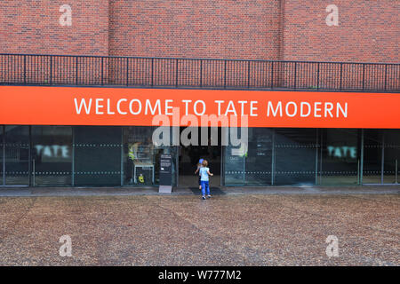 London, Großbritannien. 5. August 2019. Der Besucher betritt das Tate Modern Bankside, die für die Öffentlichkeit geschlossen wurde, nachdem die Polizei am Sonntag, 4. August nach berichtet, dass ein 6-jähriger Junge von der Aussichtsplattform auf dem 10. Stock von der Tate Modern Erweiterung geworfen wurde. Ein 17 Jahre alter Mann hat für versuchten Mord verhaftet worden. Credit: Amer ghazzal/Alamy leben Nachrichten Stockfoto