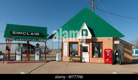 In einem sorgfältig restaurierten alten Sinclair gasoline Station in Snyder, der Sitz von Hasten County, Texas, physische Beschreibung: 1 Foto: digital, tiff-Datei, Farbe. Hinweise: Die kleinen, dreieckigen Gebäude stammt aus 1935. Zwei Männer, Franklin Bryant und Lynn Voller, der für die Wiederherstellung der Zapfsäulen und Vintage soda Maschinen spezialisieren, restauriert diese Texas Wahrzeichen, das etwa 1970 geschlossen. Vorne ist ein Zeichen der Feststellung der Preis für Gas in der Station heydey, 29,9 Cent pro Gallone.; Titel, Datum, Schlüsselwörter auf Informationen, die von den Fotografen zur Verfügung gestellt wurden.; Geschenk; Die lyda Hill Foundation; 2014; (DLC/PP-2014: 054 Stockfoto