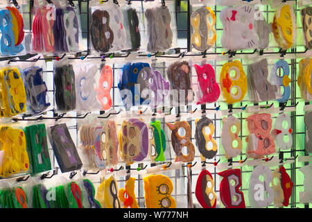 Eine Anzeige von handmade party Masken gefunden zu einem Handwerk Messe am Fluss Markt, New Westminster, B.C., Kanada Stockfoto