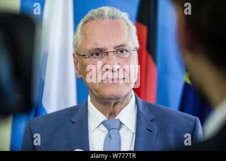 München, Bayern, Deutschland. 5 Aug, 2019. JOACHIM HERRMANN, Innenminister von Bayern. Der neue Innenminister von Bulgarien MLADEN MARINOV erschien mit dem bayerischen Innenminister Joachim Herrmann im Bayerischen Innenministerium in München, Deutschland. Zu den diskutierten Themen gehörten die europäischen Außengrenzen der Union, die organisierte Kriminalität, den Krieg gegen den Terror und die Asyl- und Migrationspolitik. Als Partner der Bayerischen Donau Immobilien Kriminalität Projekt, Bulgarien unterstützt im Kampf gegen kriminelle Banden, die in Reisen, Einbruch und Diebstahl spezialisiert. Minister Marinov beantwortete auch Fragen Stockfoto