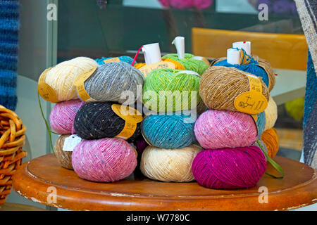 Bunte Kugeln von Geilsk 50 gm Wolle tweed Garn auf eine Tabelle an einer Craft Fair am Fluss Markt, New Westminster, British Columbia, Kanada Blocklagerung Stockfoto