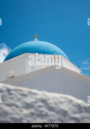 Die blauen Kuppel und Kreuze Panagia tonne Eisodion Kirche in Megalochori auf der Insel Santorini Stockfoto