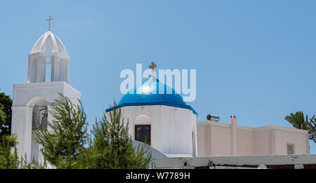 Die berühmten blauen Kuppel und Glockenturm der Kirche Panagia Tonne Eisodion in Megalochori Stockfoto