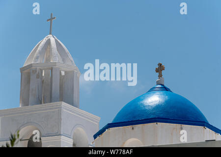 Die berühmten blauen Kuppel und Glockenturm der Kirche Panagia Tonne Eisodion in Megalochori Stockfoto