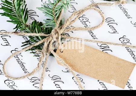 Schönes Weihnachtsgeschenk mit leeren tag. Natürlich mit Tannenbaum, Zweige und Garn eingerichtet. Stockfoto