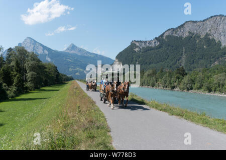 Maienfeld GR/Schweiz - 4. August 2019: Pferd und Wagen sightseeing Tour entlang des Rheins und Maienfeld in den Schweizer Alpen Stockfoto