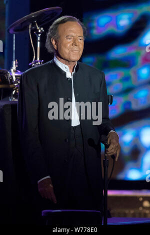 Julio Iglesias in Konzert im Sporting Club in Monaco anlässlich des Monte-Carlo-sportlichen Sommer Festival am 2016/07/29. Stockfoto