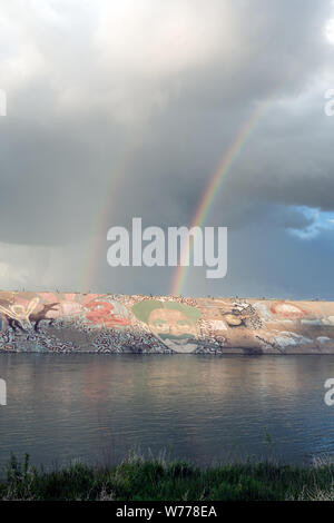 Einem recht ungewöhnlichen doppelten Regenbogen über dem ähnlich ungewöhnliche Deich am Arkansas River in Pueblo, Colorado, physische Beschreibung: 1 Foto: digital, tiff-Datei, Farbe. Hinweise: Teil: Gates Grenzen Fonds Colorado Sammlung innerhalb der Carol M. Highsmith Archiv.; Kaufen; Carol M. Highsmith Fotografie, Inc.; 2015; (DLC/PP 2015: 068).; Wandmalerei Künstler: Namen nicht gegeben.; Erklärungen für dieses Phänomen sind am besten durch ein meteorologe vorgesehen, aber beachten Sie, dass die Reihenfolge der Farben in den beiden Regenbogen, von denen einer immer schwächer als die anderen umgekehrt wird. Mehr definiert der t Stockfoto