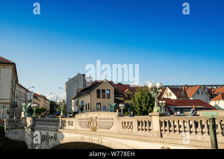 Ljubljana, Slowenien. 3. August 2019. Die Brücke der Drachen auf dem ljubljianica Fluss im Zentrum der Stadt bei Sonnenuntergang Stockfoto