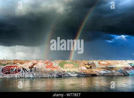 Einem recht ungewöhnlichen doppelten Regenbogen über dem ähnlich ungewöhnliche Deich am Arkansas River in Pueblo, Colorado, physische Beschreibung: 1 Foto: digital, tiff-Datei, Farbe. Hinweise: Teil: Gates Grenzen Fonds Colorado Sammlung innerhalb der Carol M. Highsmith Archiv.; Kaufen; Carol M. Highsmith Fotografie, Inc.; 2015; (DLC/PP 2015: 068).; Wandmalerei Künstler: Namen nicht gegeben.; Erklärungen für dieses Phänomen sind am besten durch ein meteorologe vorgesehen, aber beachten Sie, dass die Reihenfolge der Farben in den beiden Regenbogen, von denen einer immer schwächer als die anderen umgekehrt wird. Mehr definiert der t Stockfoto