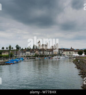 Rapperswil SG/Schweiz - 3. August 2019: Hafen und Stadt Rapperswil Mit dem historischen Schloss und Kirche Stockfoto