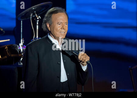 Julio Iglesias in Konzert im Sporting Club in Monaco anlässlich des Monte-Carlo-sportlichen Sommer Festival am 2016/07/29. Stockfoto