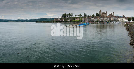 Rapperswil SG/Schweiz - 3. August 2019: Hafen und Stadt Rapperswil Mit dem historischen Schloss und Kirche Stockfoto