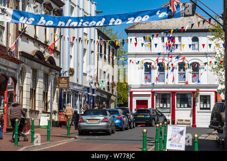 Eine ruhige Great Torrington Stadtplatz im Sommer mit Bunting, Banner und Gebäude; Great Torrington, Devon Stockfoto