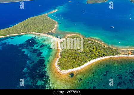 Wunderschöne exotische geformte Inseln im türkisblauen Meer, klare blaue Wasser auf der Insel Dugi Otok in Kroatien Stockfoto