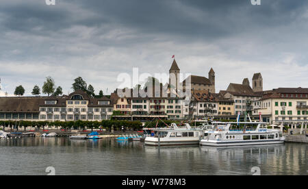 Rapperswil SG/Schweiz - 3. August 2019: Hafen und Stadt Rapperswil Mit dem historischen Schloss und Kirche Stockfoto