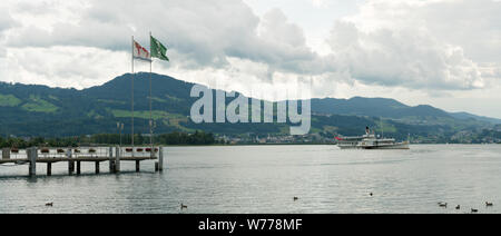 Rapperswil SG/Schweiz - 3. August 2019: Passagier steamboat verlassen den Hafen von Rapperswil am Zürichsee Stockfoto