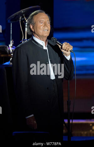 Julio Iglesias in Konzert im Sporting Club in Monaco anlässlich des Monte-Carlo-sportlichen Sommer Festival am 2016/07/29. Stockfoto