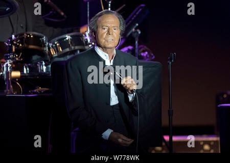 Julio Iglesias in Konzert im Sporting Club in Monaco anlässlich des Monte-Carlo-sportlichen Sommer Festival am 2016/07/29. Stockfoto