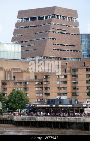 London, Großbritannien. 4 Aug, 2019. Foto auf Aug 4, 2019 zeigt das Äußere der Tate Modern Museum in London, Großbritannien. Laut BBC, ein 6-jähriger Junge war fünf Etagen von einem Zehntel geworfen - Etage Aussichtsplattform in der Tate Modern Museum in London, sagte die Polizei. Ein 17-jähriger Junge hat wegen des Verdachts auf versuchten Mord verhaftet worden. Credit: Ray Tang/Xinhua/Alamy leben Nachrichten Stockfoto