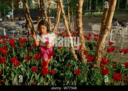 Ein Mädchen bläst Seifenblasen inmitten der Tulpen in Pershing Park an der Pennsylvania Avenue, Washington, D.C physikalische Beschreibung: 1 Transparenz: Farbe; 4 x 5 in. oder kleinere Anmerkungen: Titel, Datum, und Schlüsselwörter vom Fotografen zur Verfügung gestellt.; digitale Bild von Carol M. Highsmith ihrem ursprünglichen Film Transparenz zu vertreten; einige Details können zwischen dem Film und den digitalen Bildern abweichen.; ist Teil der Wählt Serie im Carol M. Highsmith Archiv.; Geschenk und kaufen; Carol M. Highsmith; 2011; (DLC/PP 2011: 124).; Stockfoto