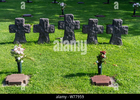 Stein Kreuze in D-Day Weltkrieg zwei deutschen Friedhof in La Cambe, in der Nähe von Omaha Beach, Normandie, Frankreich. Stockfoto