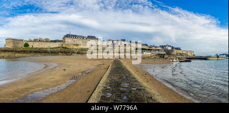 Saint Malo Altstadt Stadtmauer Stadtbild oder Skyline und Plage de Bon-Secours an einem sonnigen Tag, Bretagne, Frankreich. Stockfoto