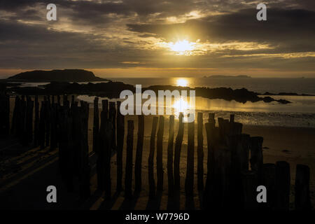 St Malo sunset Landschaft. Sonnenuntergang über dem Plage de l'Eventail entlang der Stadtmauer der Altstadt, Bretagne, Frankreich. Stockfoto