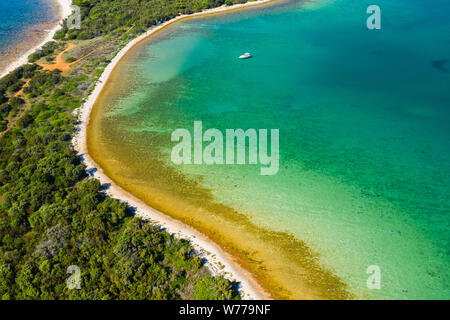 Adria Küste in Kroatien, Insel Dugi otok, Kiefernwälder und versteckten geheimen Strand von Drohne, Ansicht von oben Stockfoto