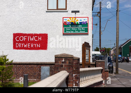 Ein copycat Cofiwch Dryweryn graffiti Schild an der Seite des Gebäudes in die Hände, Carmarthenshire im Protest malte an Aufstauen des Tryweryn Fluss und Ertrinken Stockfoto