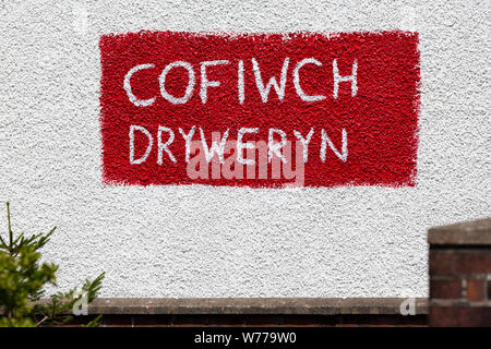 Ein copycat Cofiwch Dryweryn graffiti Schild an der Seite des Gebäudes in die Hände, Carmarthenshire im Protest malte an Aufstauen des Tryweryn Fluss und Ertrinken Stockfoto