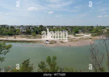 Werfen Sie einen Blick auf Mexiko von Täuschungen über Roma, eine kleine, aber historische Stadt entlang des Rio Grande Flusses in Starr County, Texas, physische Beschreibung: 1 Foto: digital, tiff-Datei, Farbe. Hinweise: Titel, Datum, und die Schlüsselwörter, die auf Informationen der Fotograf.; Geschenk; Die lyda Hill Foundation; 2014; (DLC/PP 2014: 054).; Teil: Lyda Hill Texas Sammlung von Fotografien in Carol M. Highsmith ist Amerika Projekt in der Carol M. Highsmith Archiv.; Stockfoto