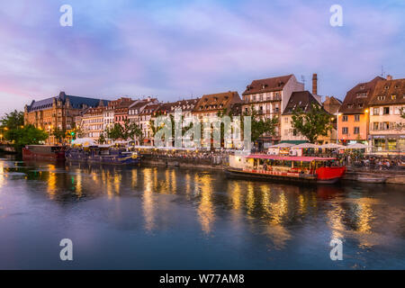 Strasbourg Stadtbild in der Dämmerung im Sommer. Ill Kais mit angelegten Bar bargen, Quai des Pêcheurs, Downtown, Elsass, Frankreich Stockfoto