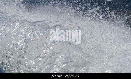 Hintergrund der leuchtenden Wassertropfen auf Silbrige Oberfläche