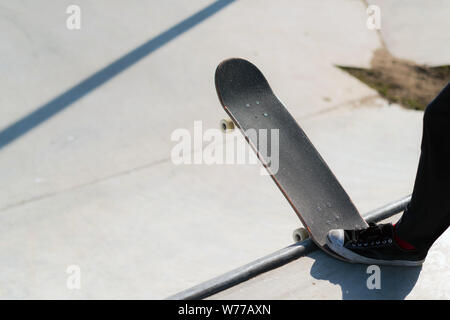 Junge skateboard Sportler stehen auf der Rampe bereitet sich auf einem Skateboard zu fallen. Praxis Freestyle, urban Extreme sportliche Aktivität für Jugend, Stayin Stockfoto