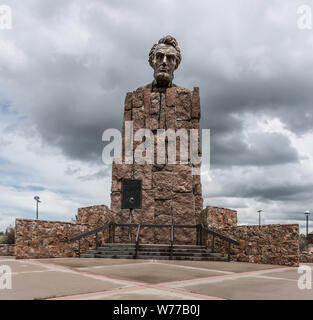 Ein Denkmal für US-Präsident Abraham Lincoln, von Robert I. Russin modelliert und durch Rawlins, Wyoming gespendet, Arzt Charles W. Jeffrey 1959, die Statue steigt über den Interstate Highway 80 entlang der Route des ersten transkontinentalen der Nation Highway, die zweispurige Lincoln Highway. In der Nähe ist auch ein kleiner Denkmal Henry Bourne Freude, die US-Autohersteller, die der Bewegung zu schaffen, led-Abstand Autobahnen in der Nation. Stockfoto