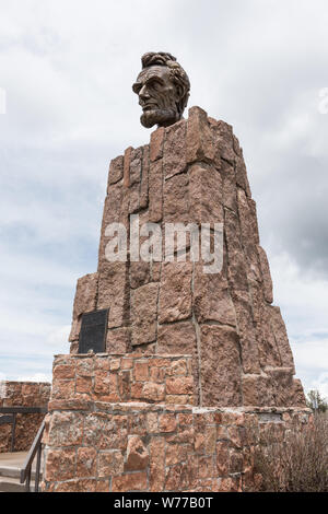 Ein Denkmal für US-Präsident Abraham Lincoln, von Robert I. Russin modelliert und durch Rawlins, Wyoming gespendet, Arzt Charles W. Jeffrey 1959, die Statue steigt über den Interstate Highway 80 entlang der Route des ersten transkontinentalen der Nation Highway, die zweispurige Lincoln Highway. In der Nähe ist auch ein kleiner Denkmal Henry Bourne Freude, die US-Autohersteller, die der Bewegung zu schaffen, led-Abstand Autobahnen in der Nation. Stockfoto